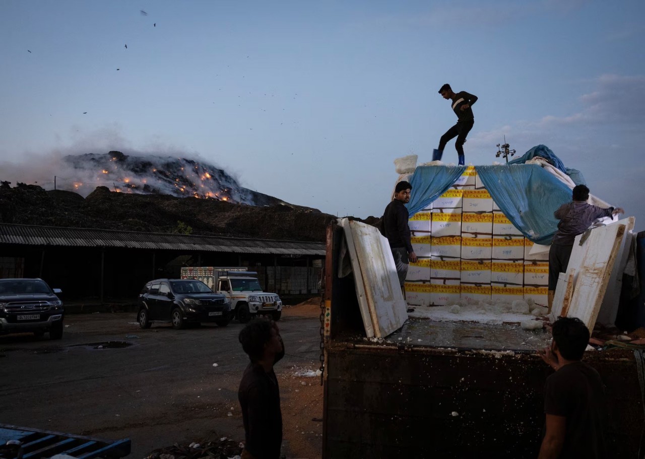Tình trạng ô nhiễm nghiêm trọng do cháy bãi rác ở New Delhi, Ấn Độ Tình trạng ô nhiễm nghiêm trọng do cháy bãi rác ở New Delhi, Ấn Độ