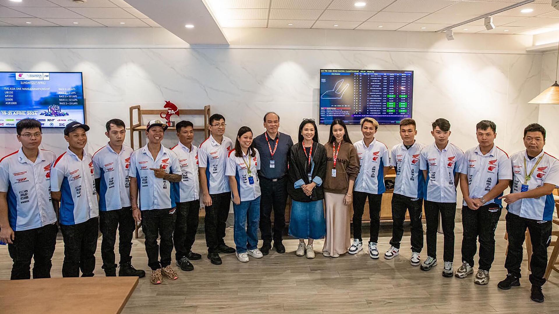 Tay đua Cao Việt Nam về Nhất tại giải vô địch đua moto châu Á tại Châu Hải, Trung Quốc Tay đua Cao Việt Nam về Nhất tại giải vô địch đua moto châu Á tại Châu Hải, Trung Quốc