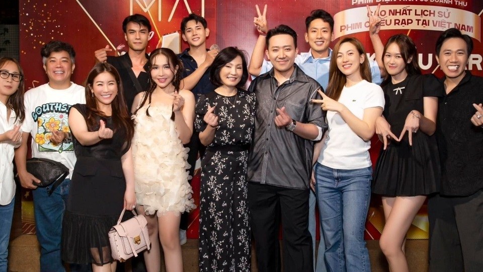 Tập thể đoàn làm phim Mai tụ họp, mừng doanh thu 520 tỷ đồng