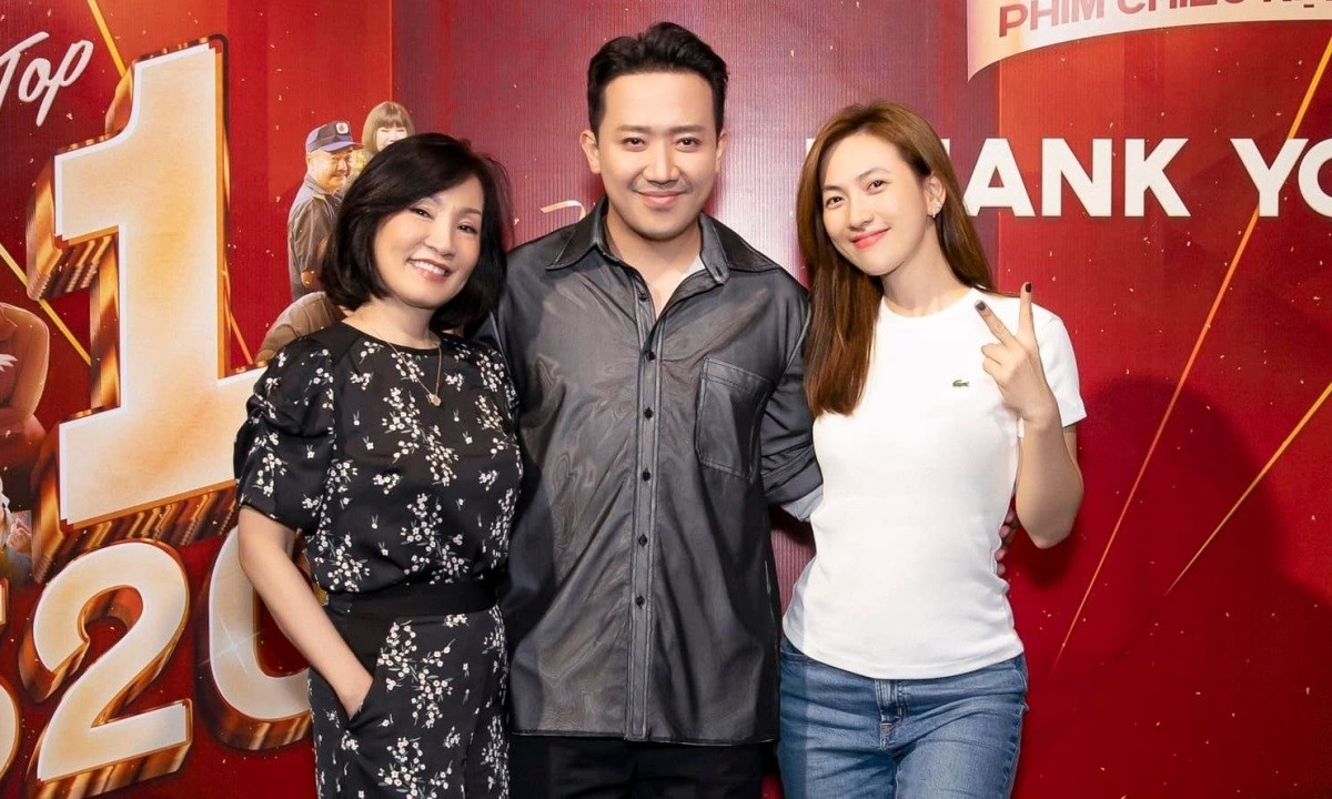 Tập thể đoàn làm phim Mai mừng doanh thu 520 tỷ đồng