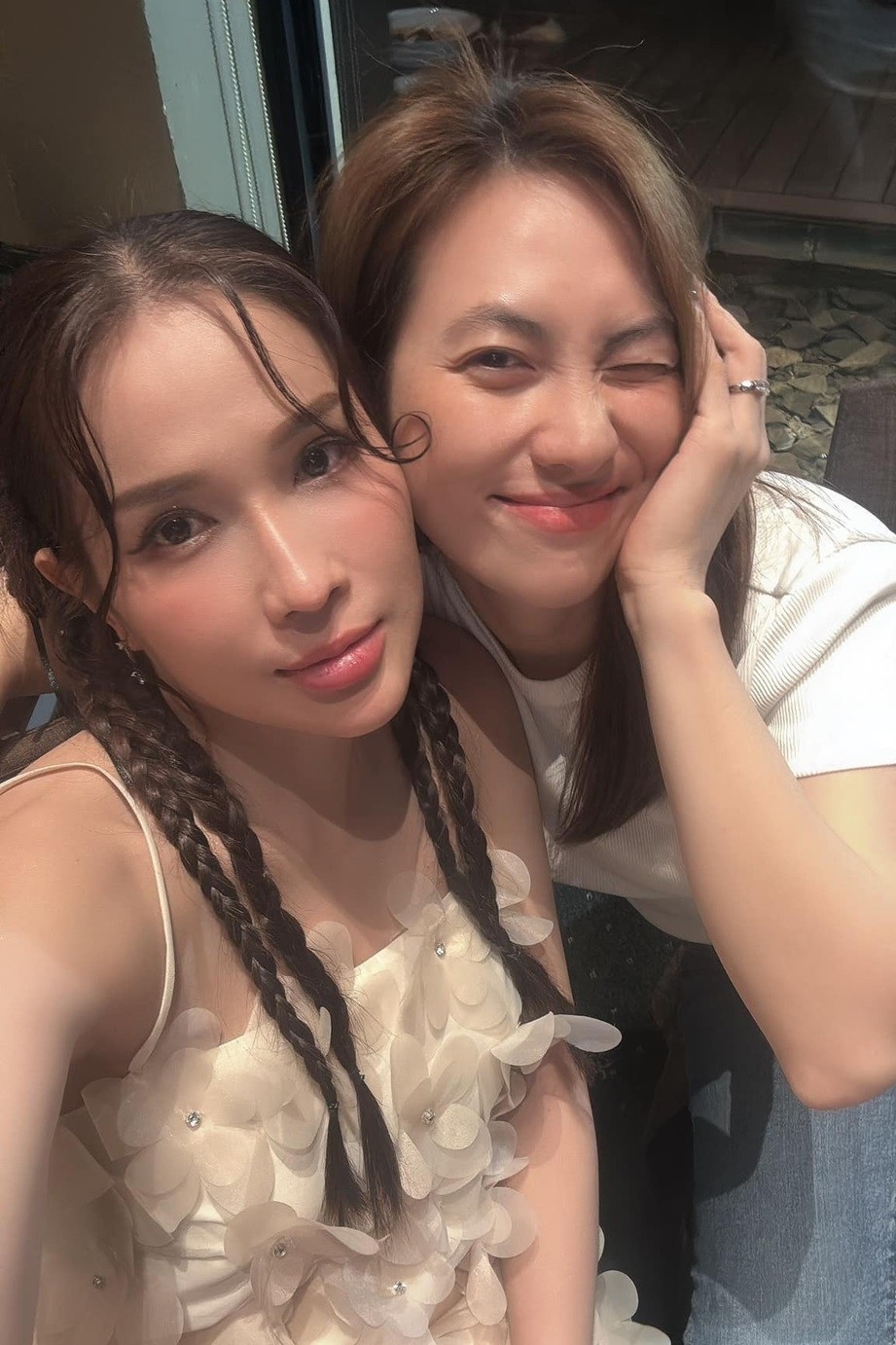 Tập thể đoàn làm phim Mai mừng doanh thu 520 tỷ đồng