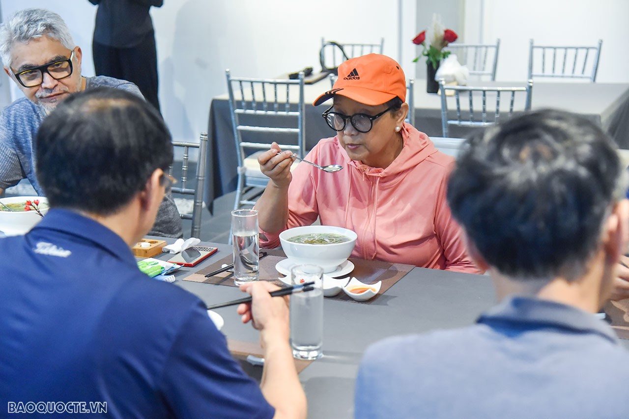  Bộ trưởng Retno Marsudi cho rằng, ẩm thực của Việt Nam rất đa dạng và ngon, trong đó, món Phở đã trở thành món ăn được nhiều bạn bè quốc tế biết đến và muốn thưởng thức.