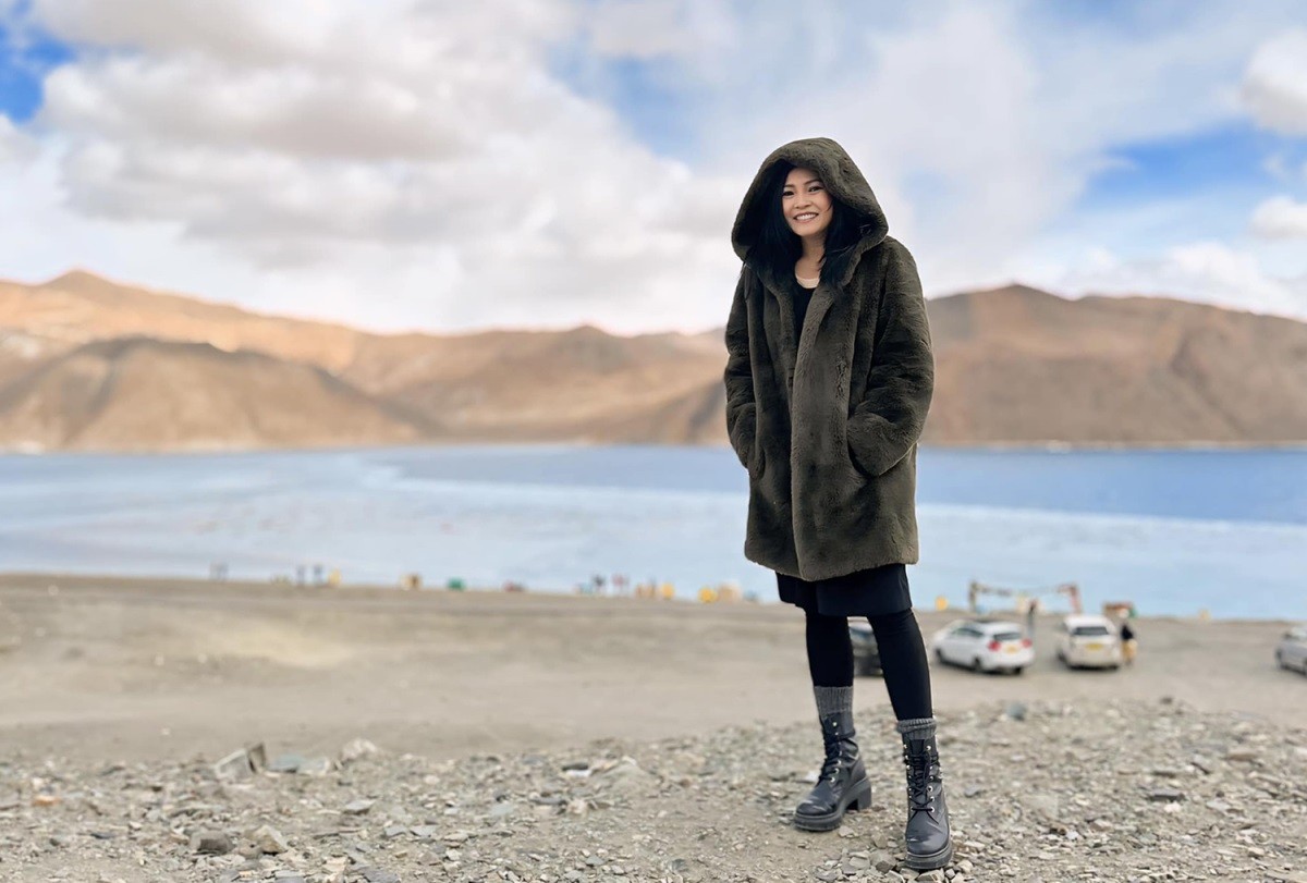 Quê bạn trai ca sĩ Phương Thanh ở vùng Ladakh, thuộc bang Jammu và Kashmir của Ấn Độ. Nơi đây được mệnh danh là Tiểu Tây Tạng trên đất Ấn, với địa hình hoang mạc rộng lớn, nhiều núi tuyết. Phương Thanh cho biết, khi cô tới đây, thời tiết vẫn còn lạnh, phải mặc áo lông, áo khoác dày, mang bốt cao cổ để giữ ấm khi ra ngoài khám phá cảnh thiên nhiên. Quê bạn trai ca sĩ Phương Thanh ở vùng Ladakh, thuộc bang Jammu và Kashmir của Ấn Độ. Nơi đây được mệnh danh là Tiểu Tây Tạng trên đất Ấn, với địa hình hoang mạc rộng lớn, nhiều núi tuyết. Phương Thanh cho biết, khi cô tới đây, thời tiết vẫn còn lạnh, phải mặc áo lông, áo khoác dày, mang bốt cao cổ để giữ ấm khi ra ngoài khám phá cảnh thiên nhiên.