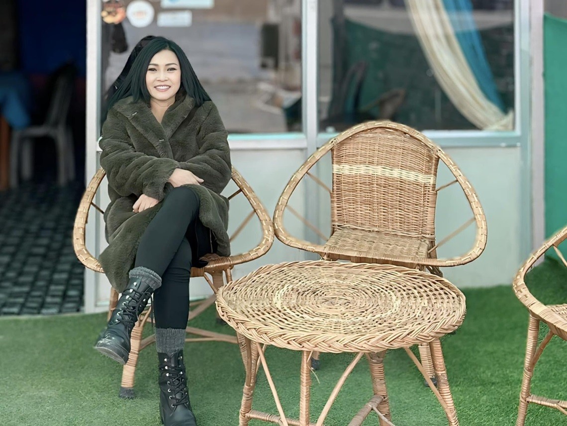 Phương Thanh nghỉ chân, chụp ảnh ở một quán cà phê nhỏ tại Ladakh. Phương Thanh nghỉ chân, chụp ảnh ở một quán cà phê nhỏ tại Ladakh.