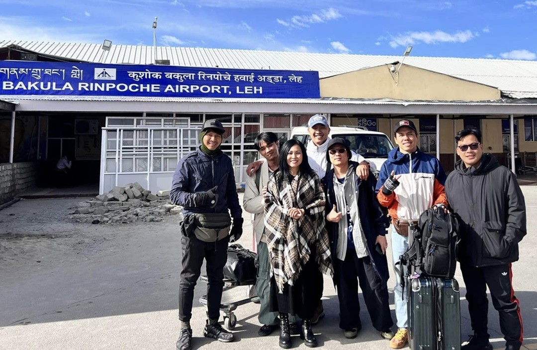 Phương Thanh chụp ảnh kỷ niệm cùng các cộng sự từ Việt Nam sang Ấn Độ hỗ trợ cô làm MV. Phương Thanh chụp ảnh kỷ niệm cùng các cộng sự từ Việt Nam sang Ấn Độ hỗ trợ cô làm MV.