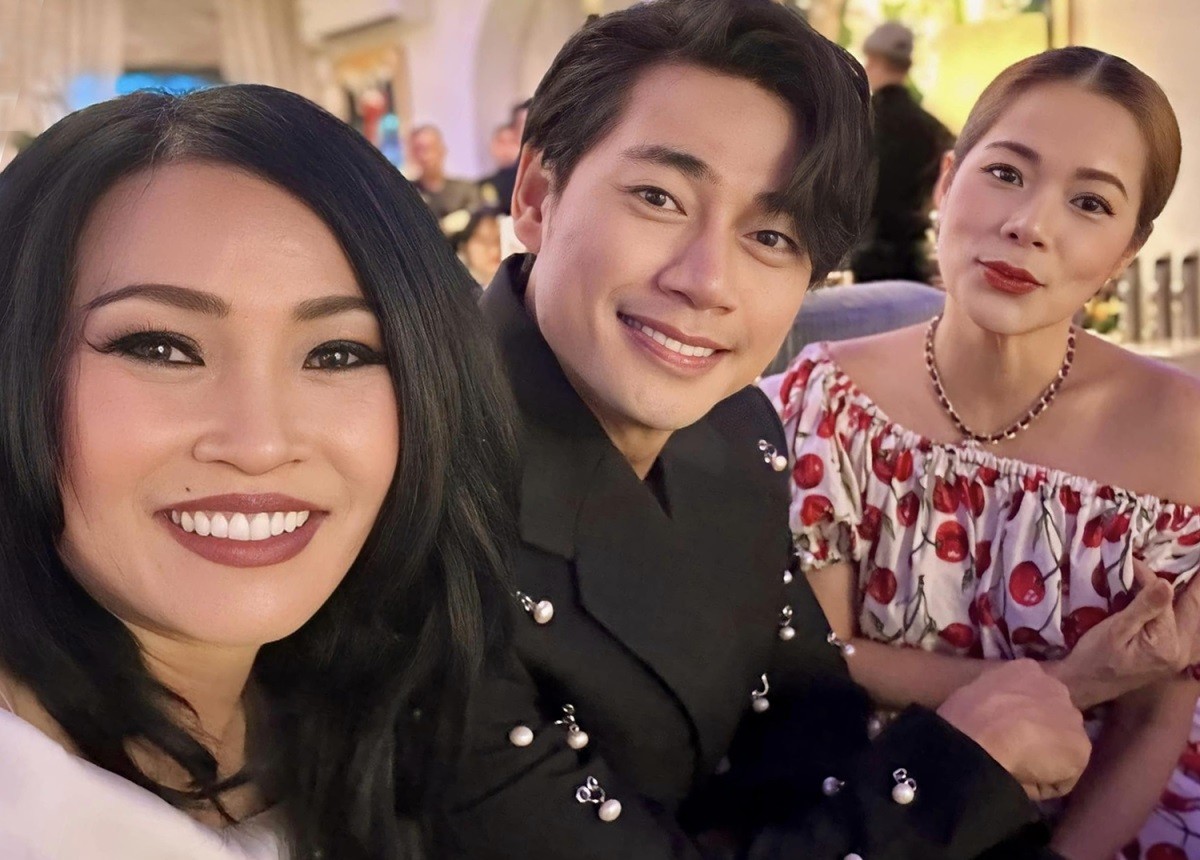 Sau một tuần ở Ấn, tối 22/4, Phương Thanh về tới Sài Gòn. Ca sĩ hội ngộ diễn viên Lợi Trần (giữa) và đàn chị Mỹ Lệ ở buổi tiệc do ca sĩ Nathan Lee tổ chức. Được Mỹ Lệ khen ngày càng đẹp và trẻ ra, Phương Thanh cho biết, Phương Thanh sang vùng núi giá lạnh Ấn Độ thăm bạn trai và kết hợp quay MV mới