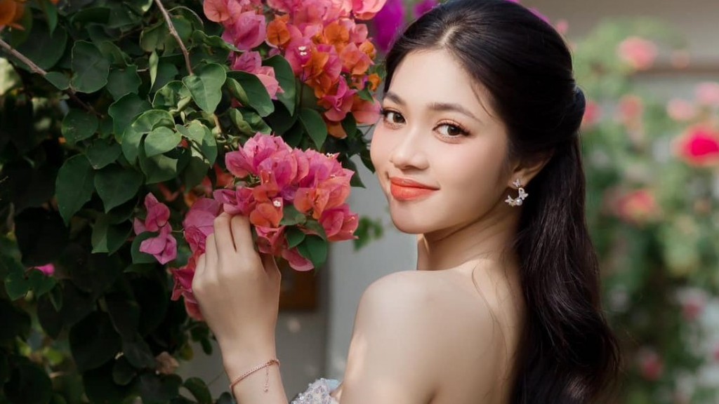 Á hậu Huỳnh Minh Kiên chuộng các thiết kế cắt xẻ tôn dáng và khoe đôi chân dài miên man