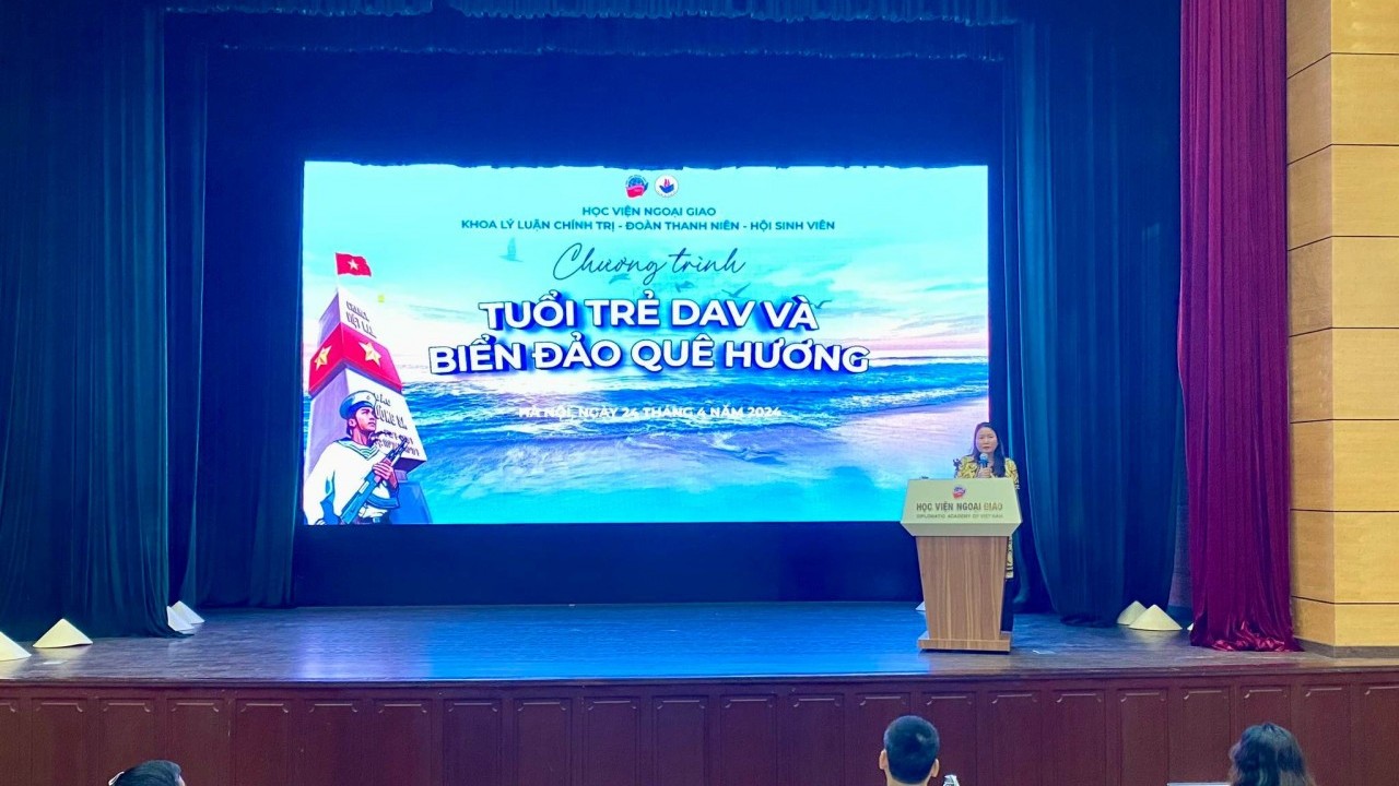 Tình yêu Tổ quốc đi đôi với trách nhiệm công dân