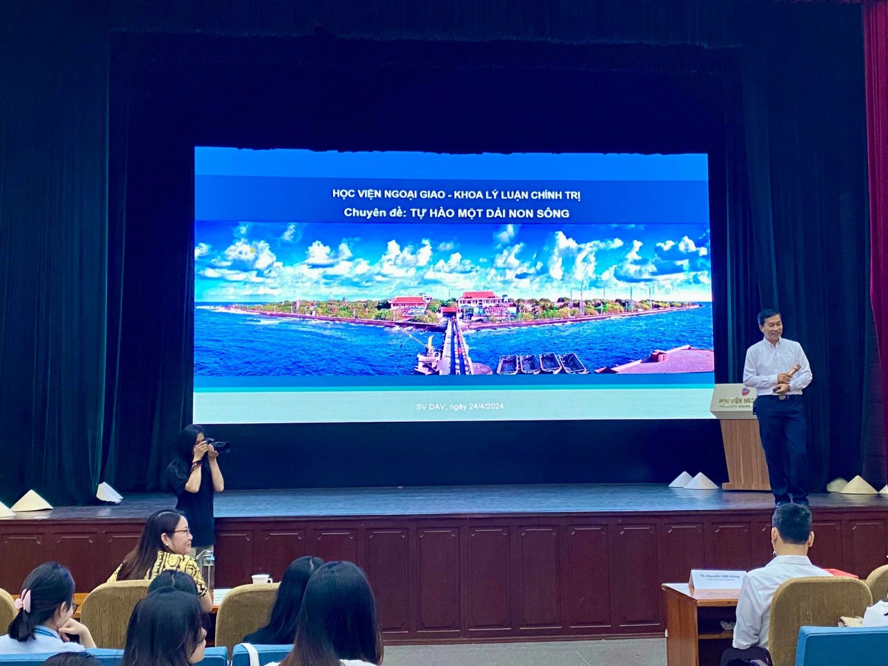 Tình yêu Tổ quốc đi đôi với trách nhiệm công dân Tình yêu Tổ quốc đi đôi với trách nhiệm công dân