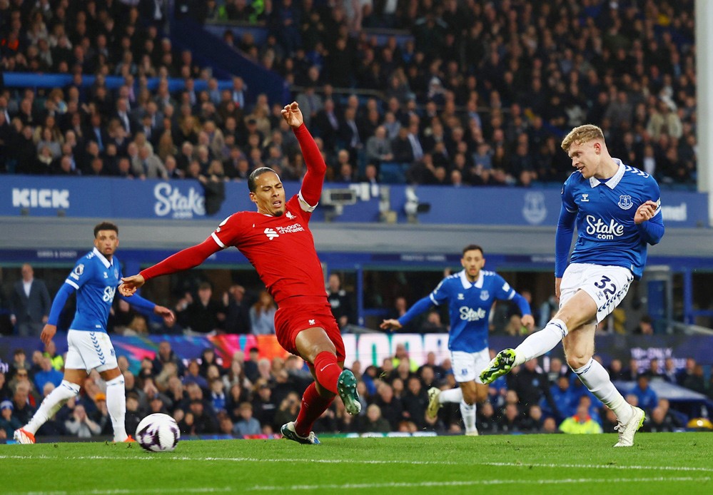 Ngoại hạng Anh: Hình ảnh trận đấu Everton thắng quả cảm trước Liverpool