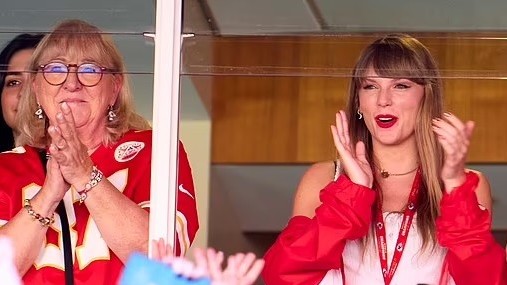 Mẹ bạn trai ca ngợi tài năng âm nhạc của Taylor Swift