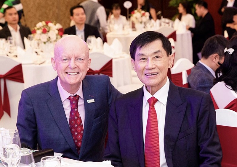 Ông Johnathan Hạnh Nguyễn va Ông Martin Moodie, Chủ tịch The Moodie Davitt Report. Ông Johnathan Hạnh Nguyễn va Ông Martin Moodie, Chủ tịch The Moodie Davitt Report.