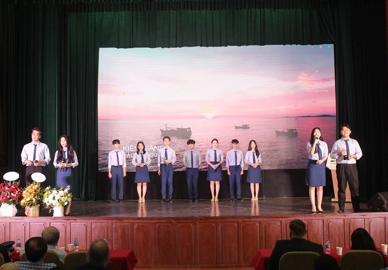 Sâu lắng chương trình 'Cùng hát vang bài ca cuộc đời' chào mừng ngày lễ 30/4 và 1/5 Sâu lắng chương trình 'Cùng hát vang bài ca cuộc đời' chào mừng ngày lễ 30/4 và 1/5