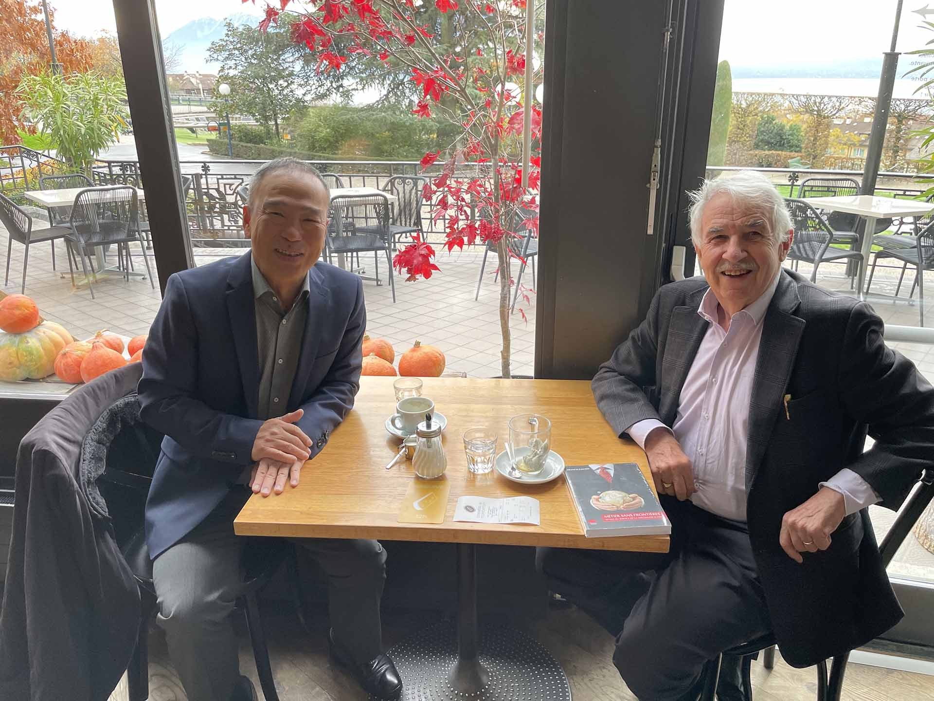 Đại sứ Francis Cousin và nguyên Đại sứ Việt Nam tại Thụy Sỹ Phạm Hải Bằng. (Ảnh: NVCC) Đại sứ Francis Cousin và nguyên Đại sứ Việt Nam tại Thụy Sỹ Phạm Hải Bằng. (Ảnh: NVCC)