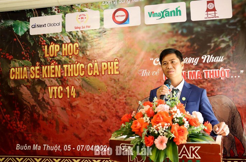 Ông Lê Văn Vương, Giám đốc Công ty TNHH Sản xuất và Thương mại Vương Thành Công trao đổi về kinh nghiệm sản xuất cà phê hữu cơ tại lớp học. Ông Lê Văn Vương, Giám đốc Công ty TNHH Sản xuất và Thương mại Vương Thành Công trao đổi về kinh nghiệm sản xuất cà phê hữu cơ tại lớp học.