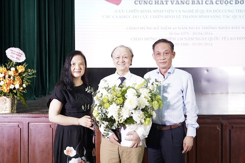 Sâu lắng chương trình 'Cùng hát vang bài ca cuộc đời' chào mừng lễ 30/4 và 1/5 Sâu lắng chương trình 'Cùng hát vang bài ca cuộc đời' chào mừng lễ 30/4 và 1/5