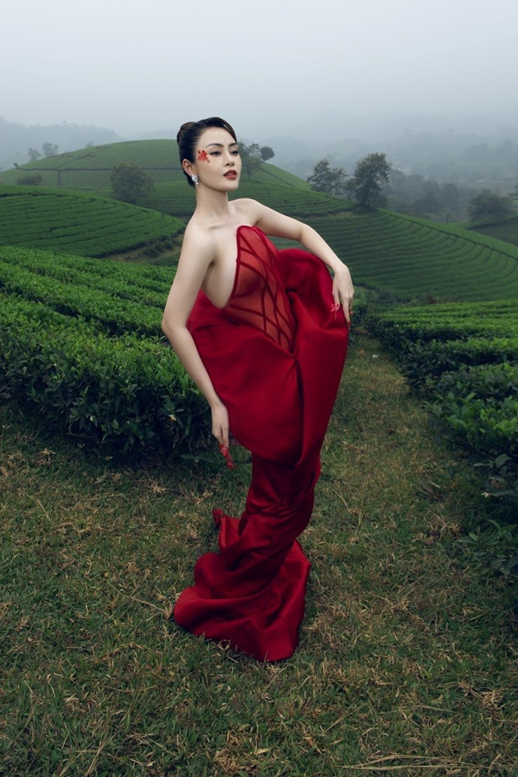 Hoa hậu Lý Kim Thảo thành Đại sứ Du lịch tỉnh Phú Thọ ngày 15/4. Sau khi được ông Nguyễn Đắc Thủy - Tỉnh ủy viên, Giám đốc Sở Văn hóa, Thể thao và Du lịch tỉnh Phú Thọ - trao danh hiệu, người đẹp bắt tay thực hiện các hoạt động quảng bá. (Ảnh: Vũ Đình Hải) Hoa hậu Lý Kim Thảo thành Đại sứ Du lịch tỉnh Phú Thọ ngày 15/4. Sau khi được ông Nguyễn Đắc Thủy - Tỉnh ủy viên, Giám đốc Sở Văn hóa, Thể thao và Du lịch tỉnh Phú Thọ - trao danh hiệu, người đẹp bắt tay thực hiện các hoạt động quảng bá. (Ảnh: Vũ Đình Hải)