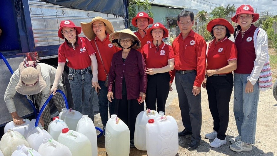 Cứu trợ người dân bị ảnh hưởng hạn hán và xâm nhập mặn tại 4 tỉnh miền Nam