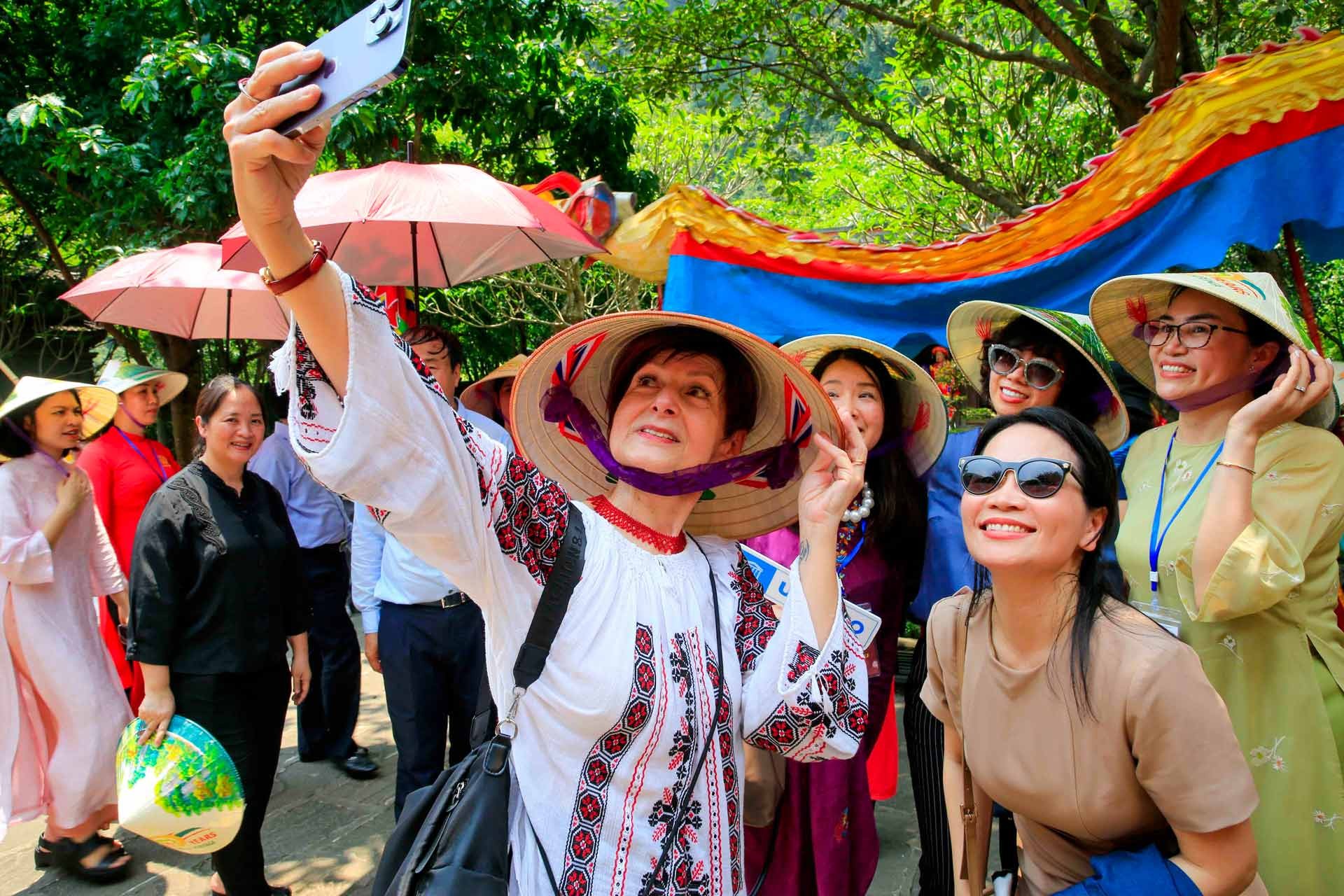 Một ngày hoạt động đầy năng lượng của Chủ tịch Đại hội đồng Unesco tại Ninh Bình