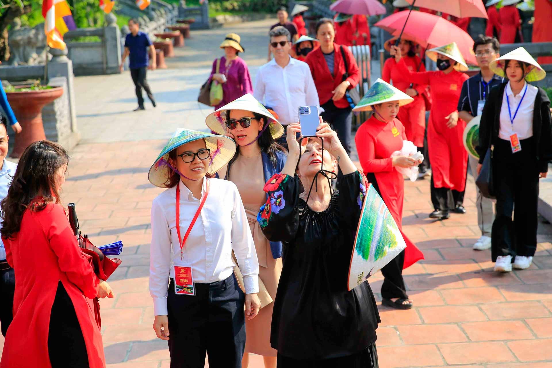 Một ngày hoạt động đầy năng lượng của Chủ tịch Đại hội đồng Unesco tại Ninh Bình