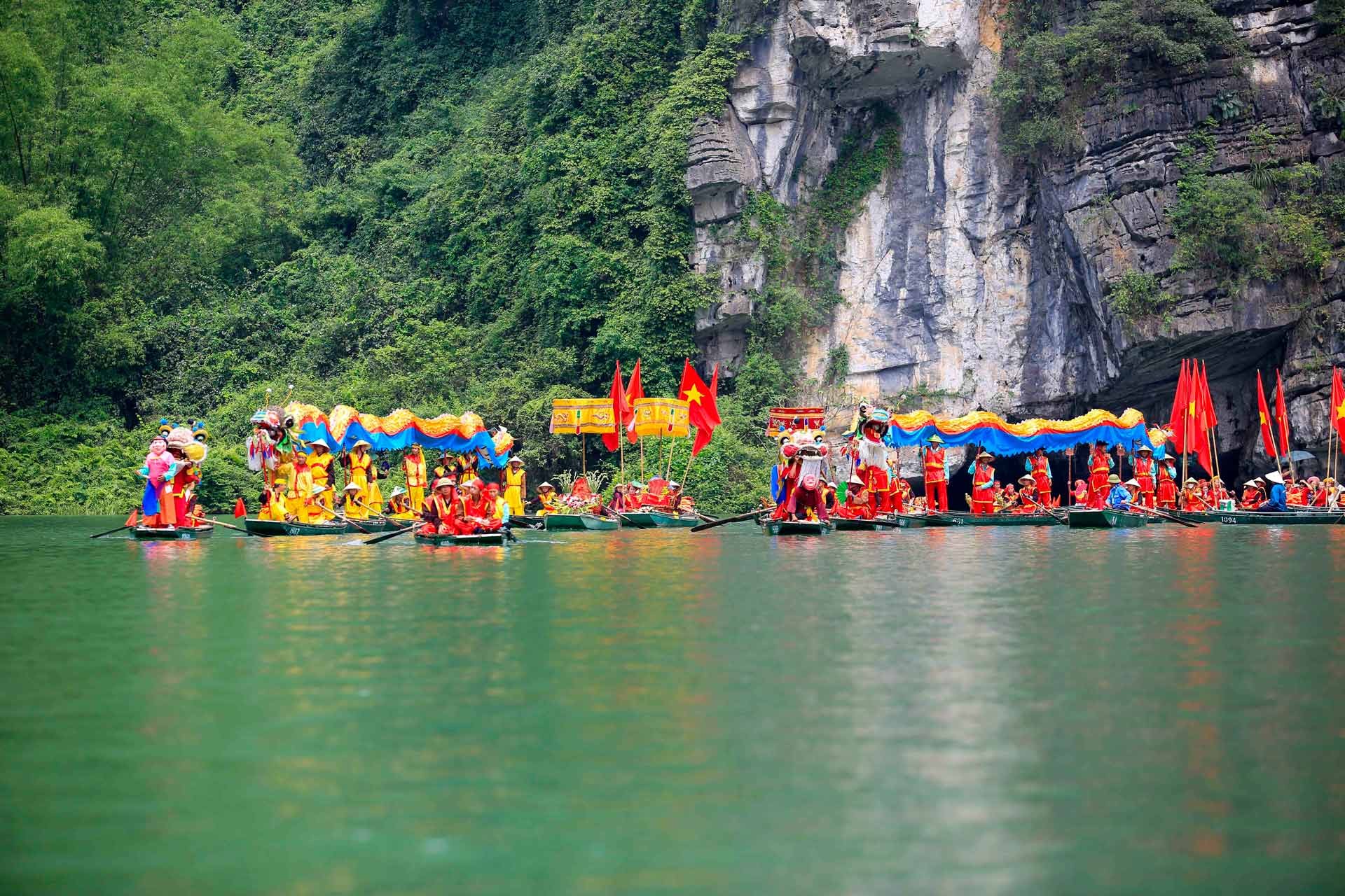 Đoàn thuyền di chuyển vào nơi làm lễ