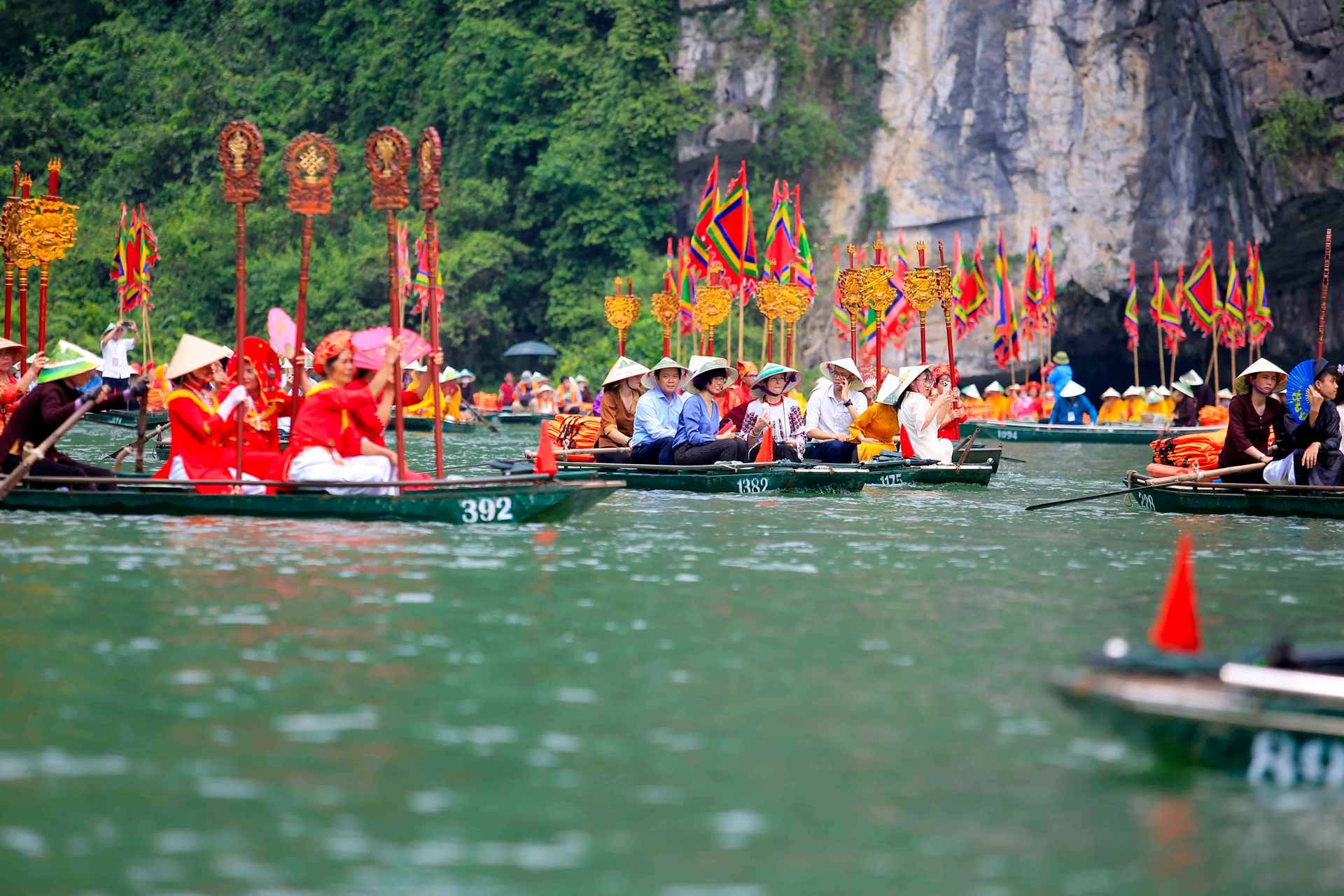 Một ngày hoạt động đầy năng lượng của Chủ tịch Đại hội đồng Unesco tại Ninh Bình