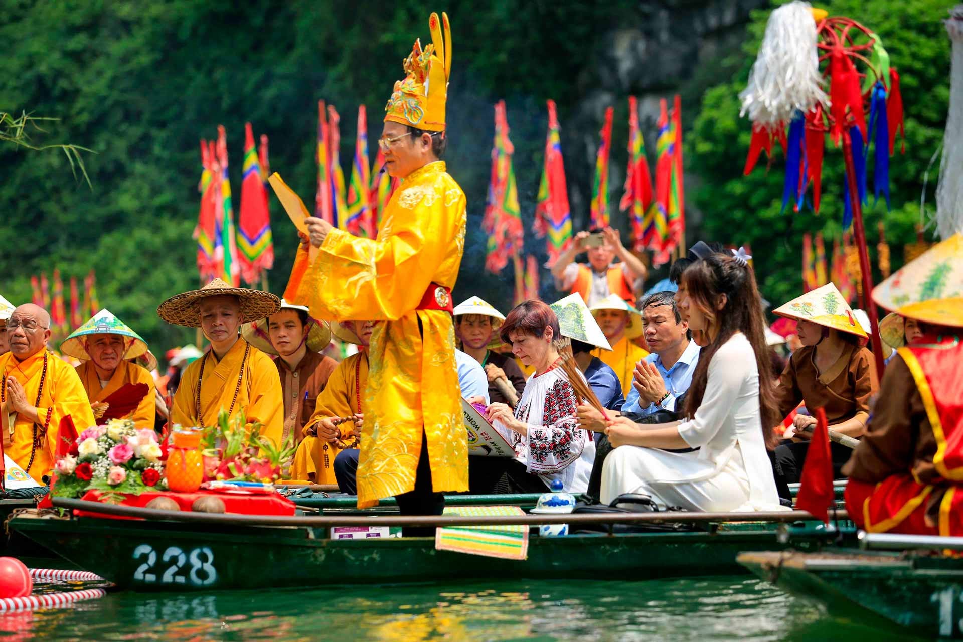 Một ngày hoạt động đầy năng lượng của Chủ tịch Đại hội đồng Unesco tại Ninh Bình