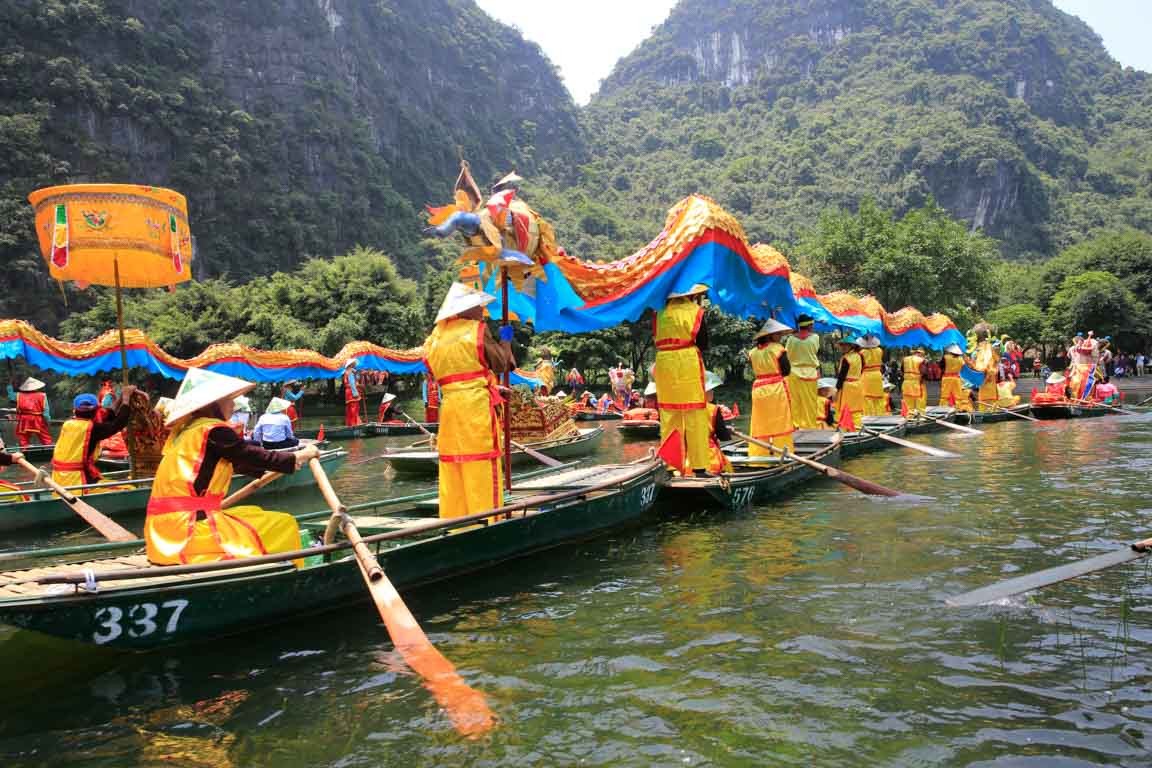 Một ngày hoạt động đầy năng lượng của Chủ tịch Đại hội đồng Unesco tại Ninh Bình