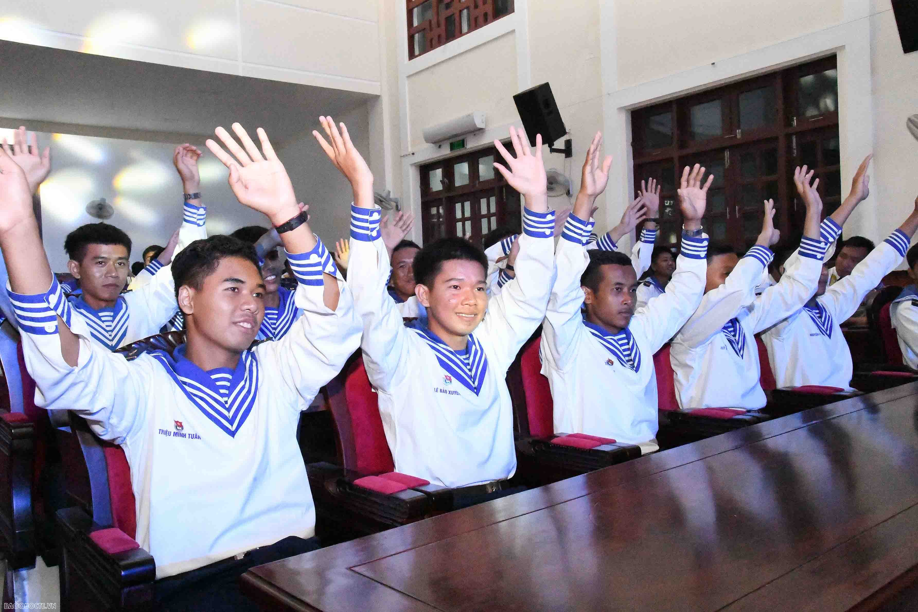 Cùng chiến sĩ Hải quân hướng đến kỷ niệm 70 năm chiến thắng Điện Biên Phủ Cùng chiến sĩ Hải quân hướng đến kỷ niệm 70 năm chiến thắng Điện Biên Phủ