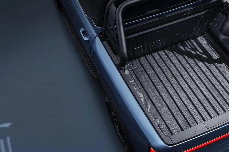 Lòng thùng xe có các rãnh dọc tạo thuận tiện cho việc xếp/dỡ đồ, phía trên có khung đỡ trông khá chắc chắn Lòng thùng xe có các rãnh dọc tạo thuận tiện cho việc xếp/dỡ đồ, phía trên có khung đỡ trông khá chắc chắn