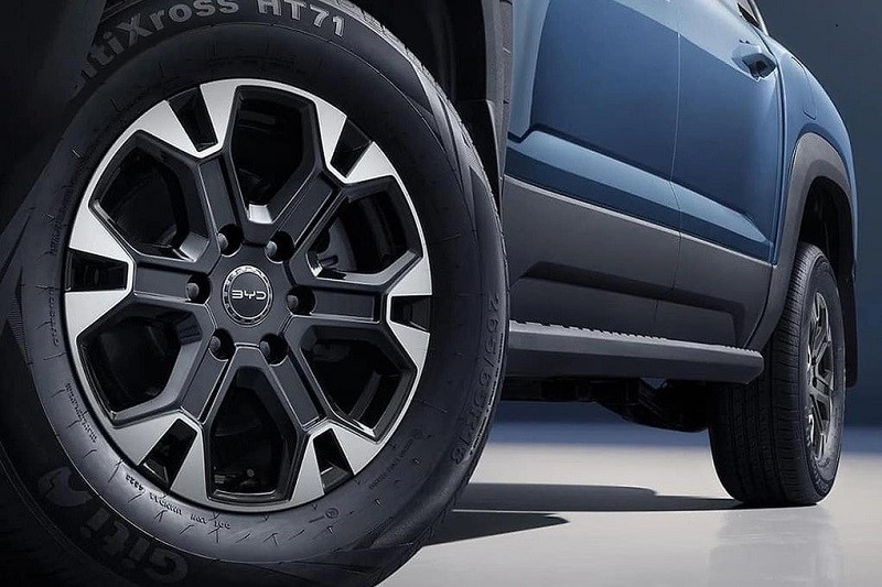 BYD Shark được trang bị bộ vành 18 inch, 6 cánh hình chữ Y, phay 2 màu trông khá khỏe khoắn, hiện đại BYD Shark được trang bị bộ vành 18 inch, 6 cánh hình chữ Y, phay 2 màu trông khá khỏe khoắn, hiện đại
