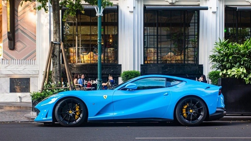 Cận cảnh siêu xe Ferrari 812 Superfast hàng hiếm tại Việt Nam