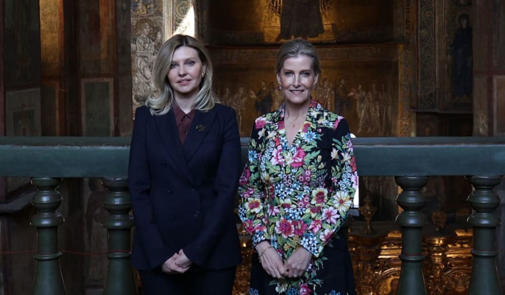 Nữ công tước xứ Edinburgh và đệ nhất phu nhân Ukraine Olena Zelenska đến thăm một nhà thờ. (Nguồn: Getty Images) Nữ công tước xứ Edinburgh và đệ nhất phu nhân Ukraine Olena Zelenska đến thăm một nhà thờ. (Nguồn: Getty Images)