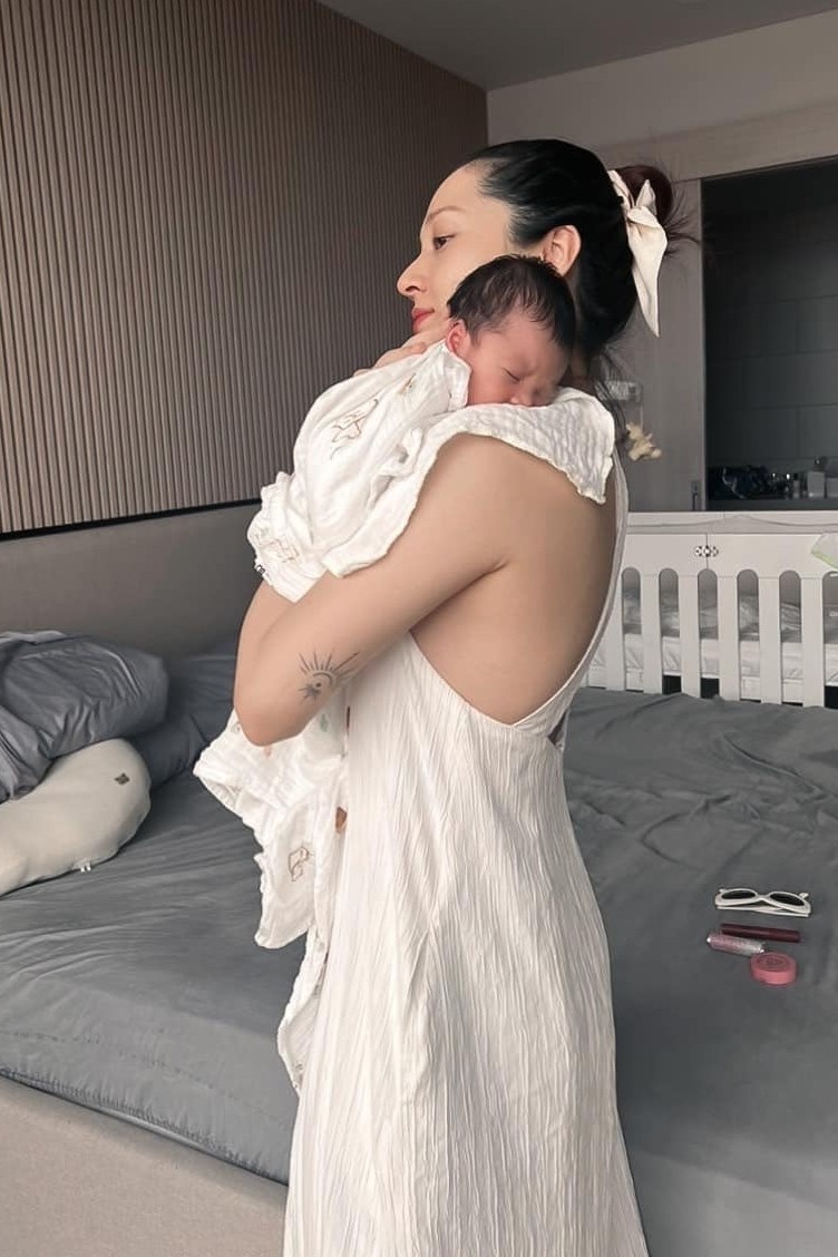 Bảo Anh bế con gái khi em bé 5 ngày tuổi. Bảo Anh bế con gái khi em bé 5 ngày tuổi.