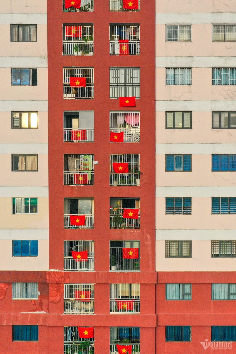 Cờ đỏ sao vàng 'phủ sóng' TP. Hồ Chí Minh, rộn ràng mừng ngày thống nhất đất nước Cờ đỏ sao vàng 'phủ sóng' TP. Hồ Chí Minh, rộn ràng mừng ngày thống nhất đất nước