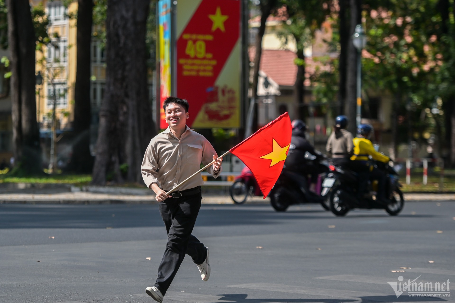 Cờ đỏ sao vàng 'phủ sóng' TP. Hồ Chí Minh, rộn ràng mừng ngày thống nhất đất nước Cờ đỏ sao vàng 'phủ sóng' TP. Hồ Chí Minh, rộn ràng mừng ngày thống nhất đất nước