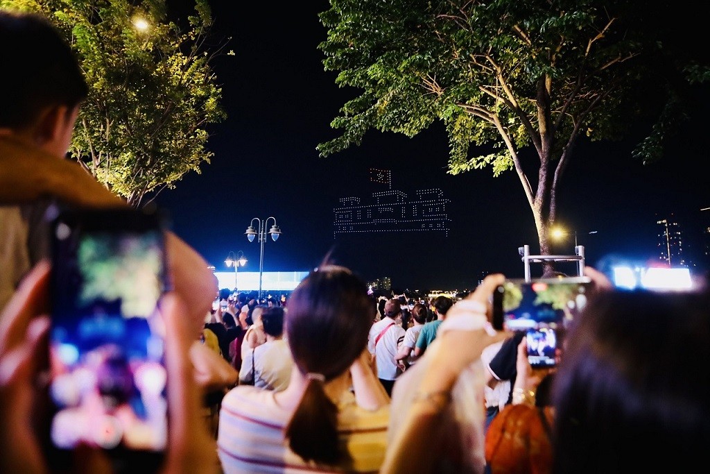 TP. Hồ Chí Minh: Màn pháo hoa rực rỡ chào mừng 49 năm Ngày giải phóng miền Nam, thống nhất đất nước TP. Hồ Chí Minh: Màn pháo hoa rực rỡ chào mừng 49 năm Ngày giải phóng miền Nam, thống nhất đất nước