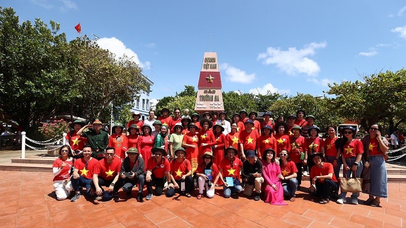 Ân tình biển đảo quê hương