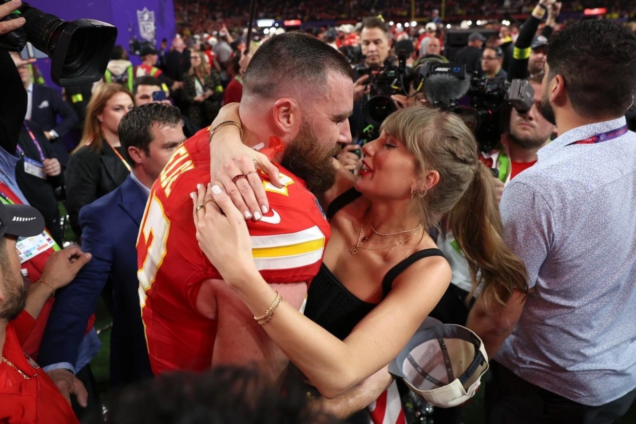 Travis Kelce và Taylor Swift đã hẹn hò từ tháng 9/2023. (Nguồn: Trang Sáu) Travis Kelce và Taylor Swift đã hẹn hò từ tháng 9/2023. (Nguồn: Trang Sáu)
