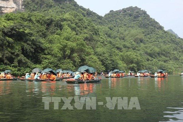 Tourists at the Trang An Landscape Complex in Ninh Binh province. (Photo: VNA) Tourists at the Trang An Landscape Complex in Ninh Binh province. (Photo: VNA)