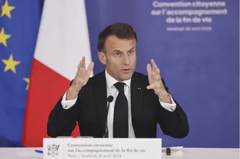 Tổng thống Pháp Emmanuel Macron có bài phát biểu tại hội thảo cuối cùng của Hội nghị về sự kết thúc cuộc sống tại Hội đồng Kinh tế, Xã hội và Môi trường (CESE) ở Paris vào ngày 26 tháng 4 năm 2024. (Ảnh của Ludovic MARIN / POOL / AFP) Tổng thống Pháp Emmanuel Macron có bài phát biểu tại hội thảo cuối cùng của Hội nghị về sự kết thúc cuộc sống tại Hội đồng Kinh tế, Xã hội và Môi trường (CESE) ở Paris vào ngày 26 tháng 4 năm 2024. (Ảnh của Ludovic MARIN / POOL / AFP)