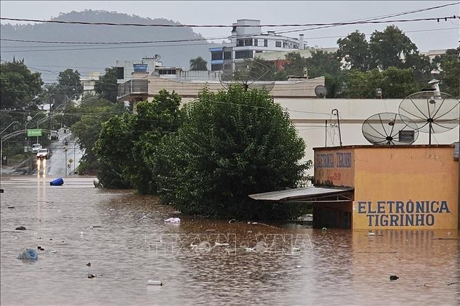 Điểm tin thế giới sáng 3/5: Hàn Quốc tăng gấp đôi UAV, Estonia đóng cửa biên giới với một nước, Pháp giải cứu 66 người di cư Điểm tin thế giới sáng 3/5: Hàn Quốc tăng gấp đôi UAV, Estonia đóng cửa biên giới với một nước, Pháp giải cứu 66 người di cư