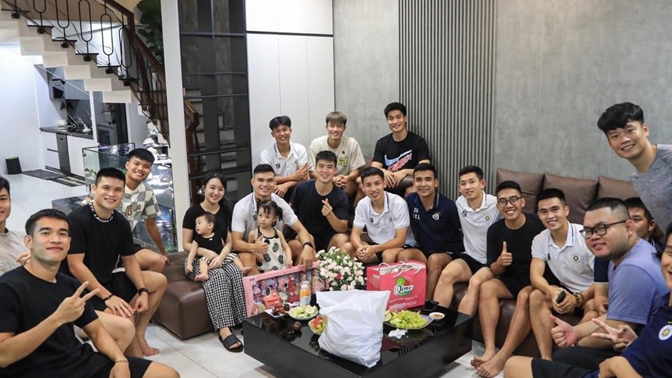 Cầu thủ CLB Hà Nội thăm nhà hậu vệ Phạm Xuân Mạnh tại Nghệ An