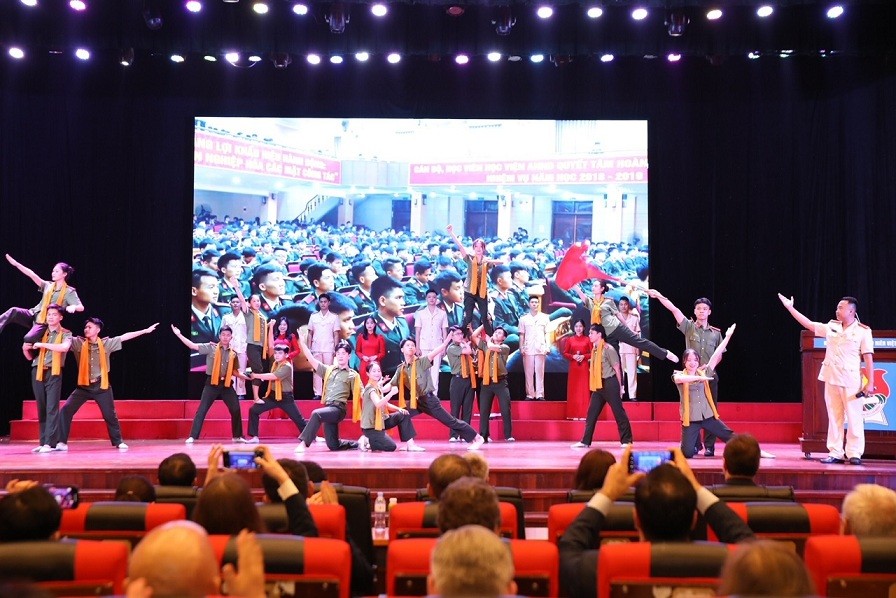 Xúc động chương trình 'Binh đoàn bất tử' tri ân những anh hùng, liệt sĩ Xúc động chương trình 'Binh đoàn bất tử' tri ân những anh hùng, liệt sĩ