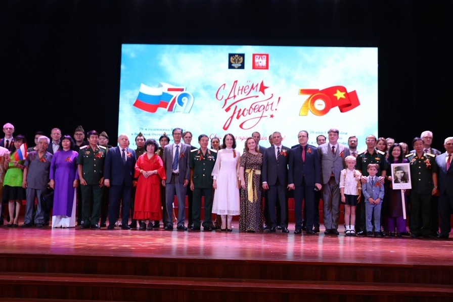 Xúc động chương trình 'Binh đoàn bất tử' tri ân những anh hùng, liệt sĩ Xúc động chương trình 'Binh đoàn bất tử' tri ân những anh hùng, liệt sĩ