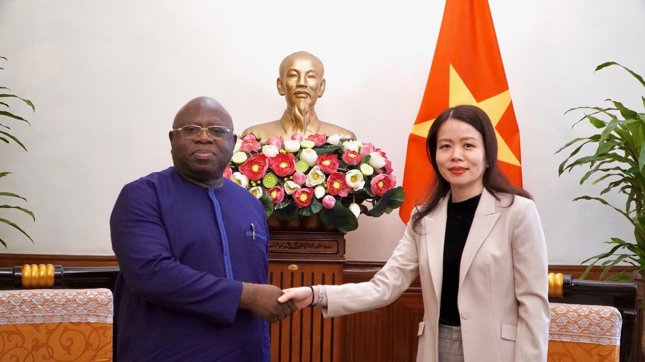 Thúc đẩy quan hệ hữu nghị và hợp tác Việt Nam-Sierra Leone thực chất trong thời gian tới