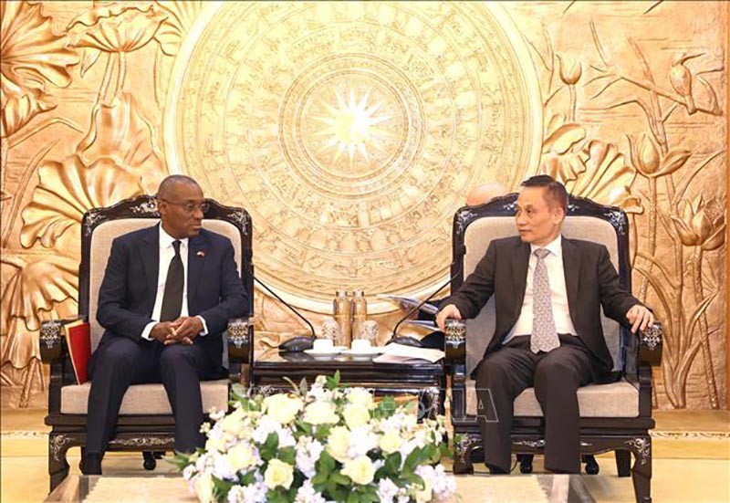 Đồng chí Lê Hoài Trung, Bí thư Trung ương Đảng, Trưởng ban Đối ngoại Trung ương tiếp ông Sahy Claude Soumahoro, Ủy viên Ban Thường vụ, Phó Bí thư phụ trách Truyền thông và Đối ngoại của Đảng RHDP, Chánh Văn phòng các vấn đề dân sự của Phủ Tổng thống Bờ Biển Ngà. (Nguồn: TTXVN) Đồng chí Lê Hoài Trung, Bí thư Trung ương Đảng, Trưởng ban Đối ngoại Trung ương tiếp ông Sahy Claude Soumahoro, Ủy viên Ban Thường vụ, Phó Bí thư phụ trách Truyền thông và Đối ngoại của Đảng RHDP, Chánh Văn phòng các vấn đề dân sự của Phủ Tổng thống Bờ Biển Ngà. (Nguồn: TTXVN)