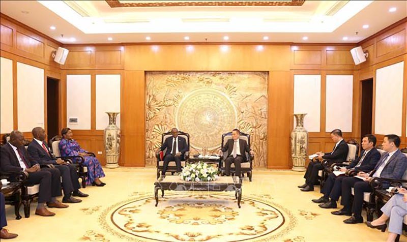 Đồng chí Lê Hoài Trung, Bí thư Trung ương Đảng, Trưởng ban Đối ngoại Trung ương tiếp ông Sahy Claude Soumahoro, Ủy viên Ban Thường vụ, Phó Bí thư phụ trách Truyền thông và Đối ngoại của Đảng RHDP, Chánh Văn phòng các vấn đề dân sự của Phủ Tổng thống Bờ Biển Ngà. (Nguồn: TTXVN) Đồng chí Lê Hoài Trung, Bí thư Trung ương Đảng, Trưởng ban Đối ngoại Trung ương tiếp ông Sahy Claude Soumahoro, Ủy viên Ban Thường vụ, Phó Bí thư phụ trách Truyền thông và Đối ngoại của Đảng RHDP, Chánh Văn phòng các vấn đề dân sự của Phủ Tổng thống Bờ Bi