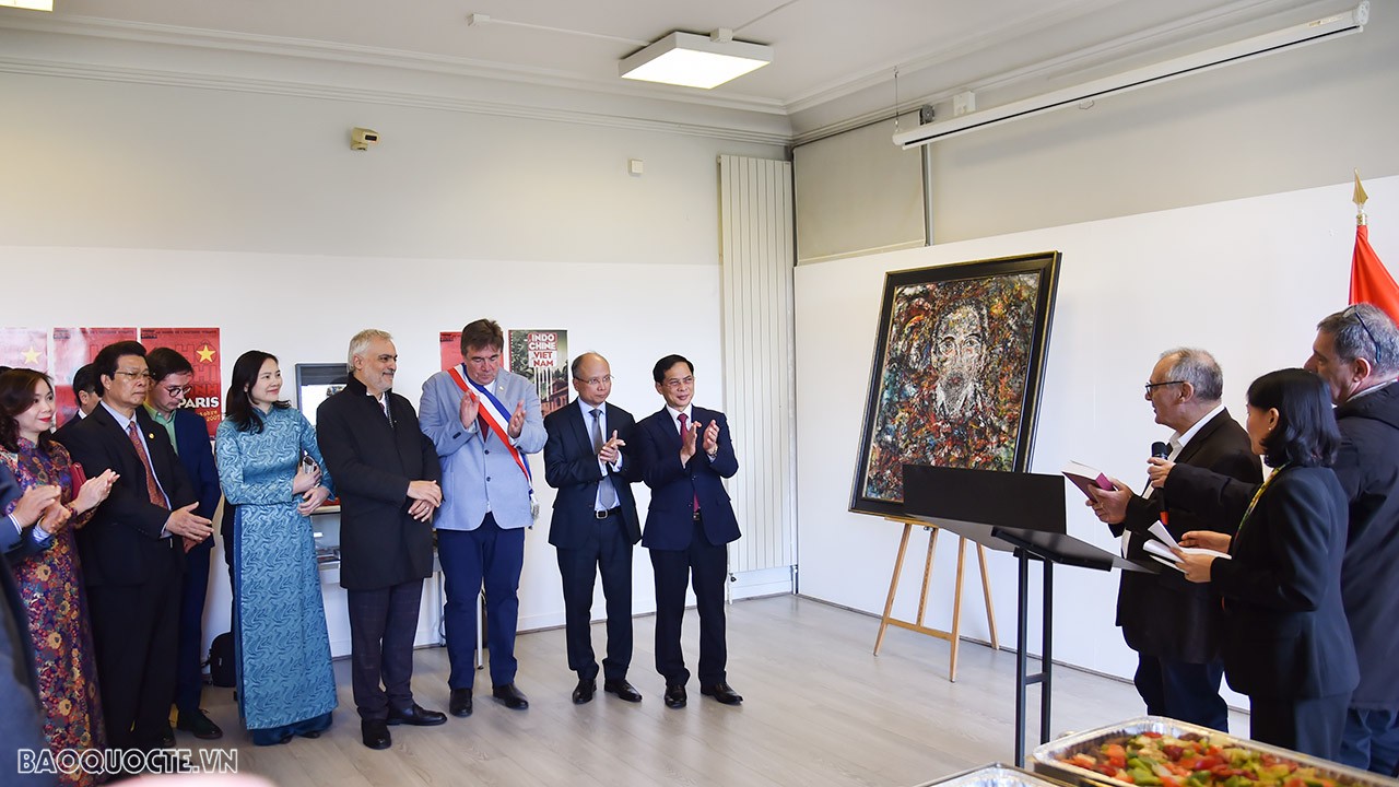 Bộ trưởng Ngoại giao Bùi Thanh Sơn dâng hoa tại Tượng đài Bác Hồ, gặp gỡ cộng đồng, bạn bè Pháp