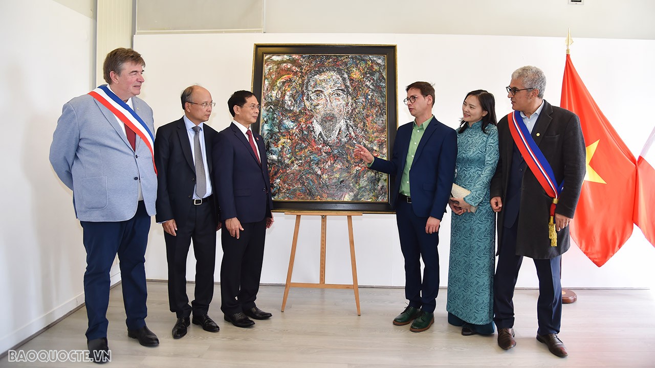 Bộ trưởng Ngoại giao Bùi Thanh Sơn dâng hoa tại Tượng đài Bác Hồ, gặp gỡ cộng đồng, bạn bè Pháp